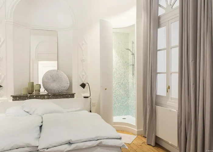 Intendance Beautiful Bordeaux